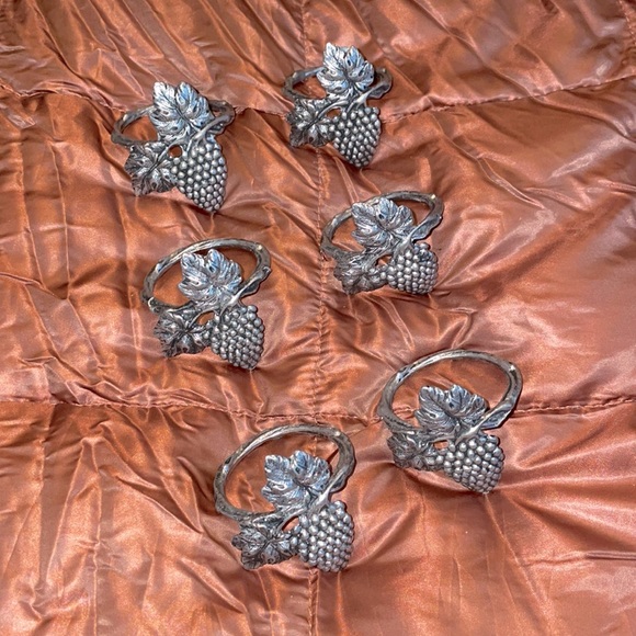Vintage 1980’s Set of (6) Pewter Napkin Ring/Holder.  Grapes Design.  95% Pewter - Picture 3 of 8